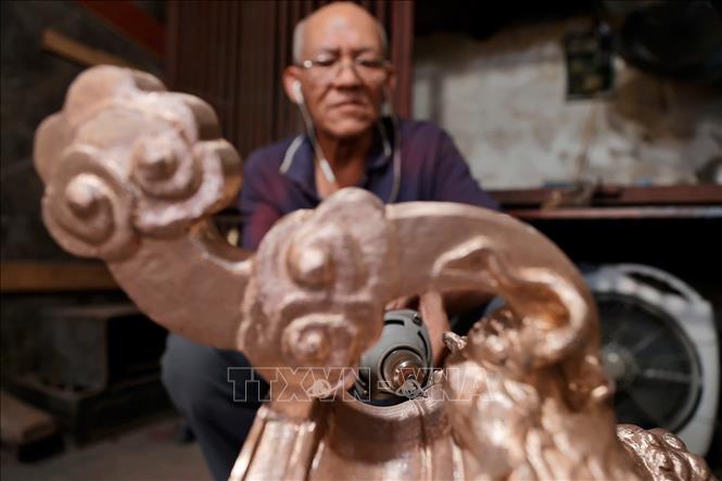 Trải qua biết bao thăng trầm, bằng tâm huyết với nghề truyền thống và với những đôi bàn tay tài hoa, các nghệ nhân, thợ thủ công làng Ngũ Xã vẫn ngày đêm làm ra các sản phẩm tinh xảo, chất lượng, mang nét đặc trưng riêng. Ảnh: Minh Quyết - TTXVN