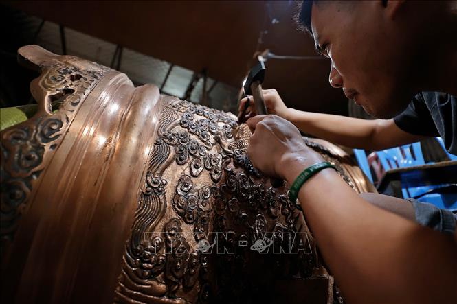 Các công đoạn sản xuất đều được làm thủ công, đòi hỏi người thợ Ngũ Xã phải có tay nghề cao, sản phẩm làm ra mới bảo đảm chất lượng. Ảnh: Minh Quyết - TTXVN