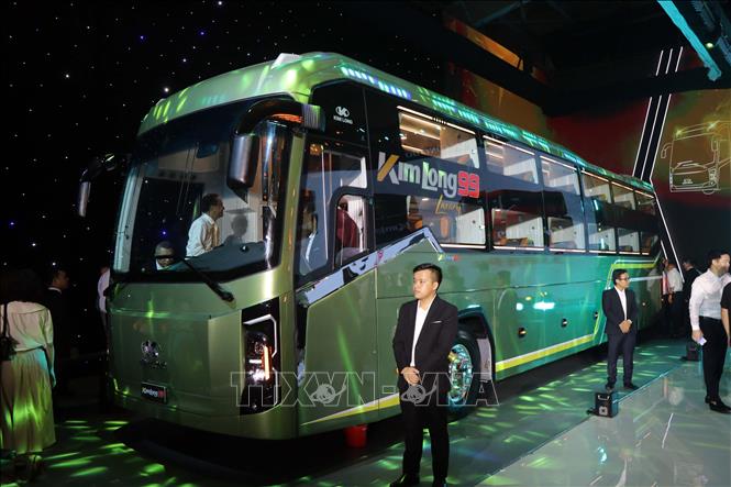 Công ty Cổ phần Kim Long Motor Huế ra mắt thế hệ xe bus giường nằm hoàn toàn mới mang thương hiệu KIMLONG 99 trang bị động cơ YUCHAI K11 thế hệ mới. Ảnh: Đỗ Trưởng - TTXVN