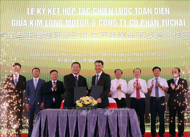 Lãnh đạo Công ty Cổ phần Kim Long Motor Huế và Công ty Cổ phần YUCHAI (Trung Quốc) ký kết hợp tác. Ảnh: Đỗ Trưởng - TTXVN

