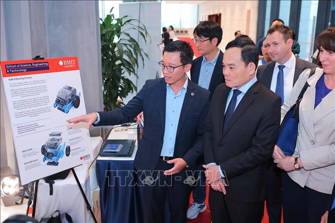 Trưởng Ban kinh tế Trung ương, Phó Thủ tướng Trần Lưu Quang tham quan triển lãm AI Expo. Ảnh: Hoàng Hiếu - TTXVN