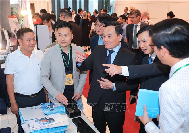 Trưởng Ban kinh tế Trung ương, Phó Thủ tướng Trần Lưu Quang tham quan triển lãm AI Expo. Ảnh: Hoàng Hiếu - TTXVN