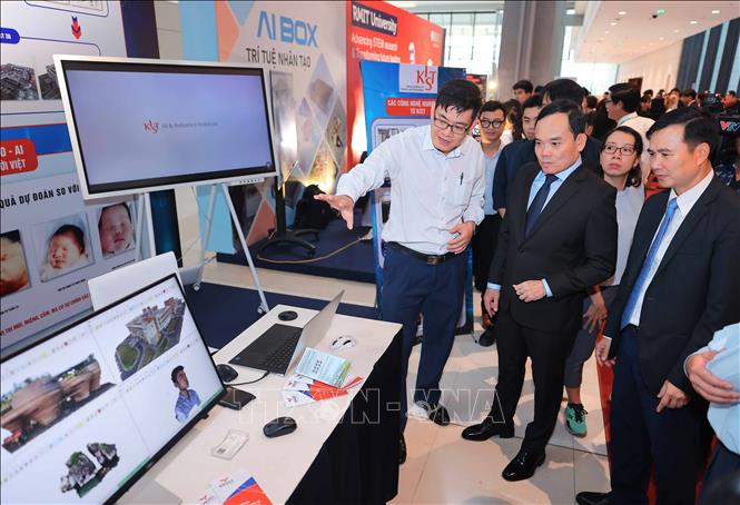 Trưởng Ban kinh tế Trung ương, Phó Thủ tướng Trần Lưu Quang tham quan các gian hàng tại triển lãm AI Expo. Ảnh: Hoàng Hiếu - TTXVN