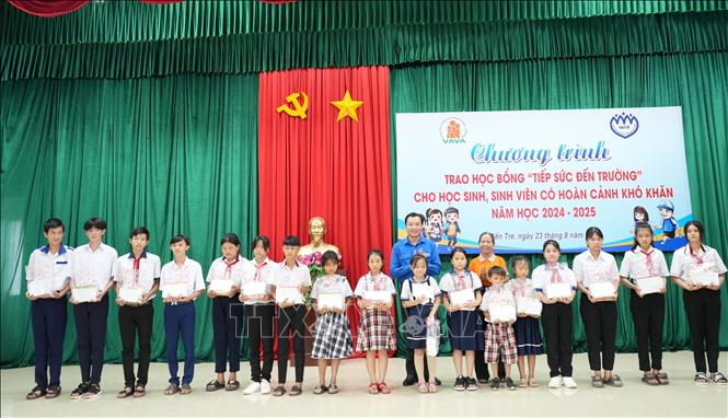 Trao học bổng cho học sinh có hoàn cảnh khó khăn. Ảnh: Huỳnh Phúc Hậu - TTXVN
