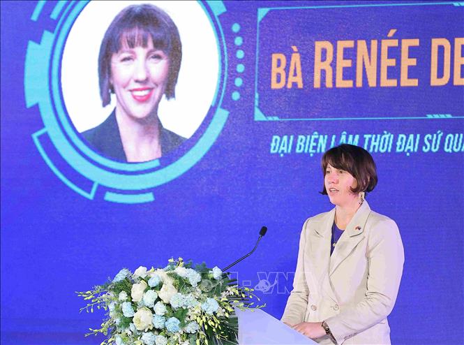 Đại biện lâm thời Đại sứ quán Australia tại Việt Nam Renée Deschamps phát biểu. Ảnh: Hoàng Hiếu - TTXVN