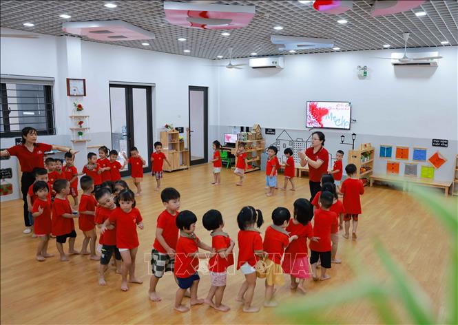 Với mạng lưới trường lớp hiện nay, Hà Nội đảm bảo đủ chỗ học cho học sinh. Việc quá tải trường học chỉ xảy ra cục bộ ở một số địa bàn tập trung đông dân cư. Việc giảm sĩ số học sinh/lớp luôn là mục tiêu, giải pháp của ngành Giáo dục Hà Nội để tiếp tục nâng cao chất lượng giáo dục. Ảnh: Thanh Tùng - TTXVN