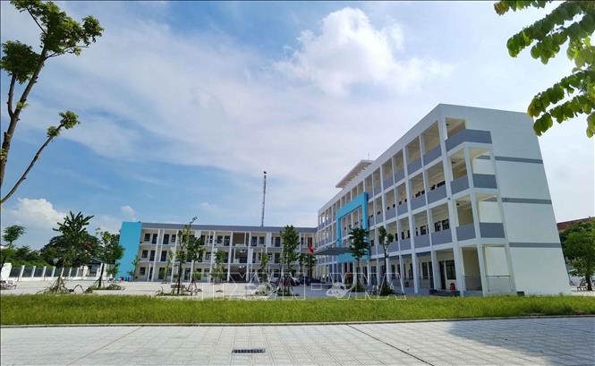 Với mục tiêu không để học sinh nào thiệt thòi, ngay khi kết thúc năm học 2023 - 2024, các quận, huyện, thị xã và các nhà trường trên địa bàn thành phố đã khẩn trương triển khai nhiều dự án cải tạo, sửa chữa, nâng cấp, cũng như xây dựng bổ sung, nhất là tại các trường ở địa bàn đông dân cư. Ảnh: Thanh Tùng - TTXVN