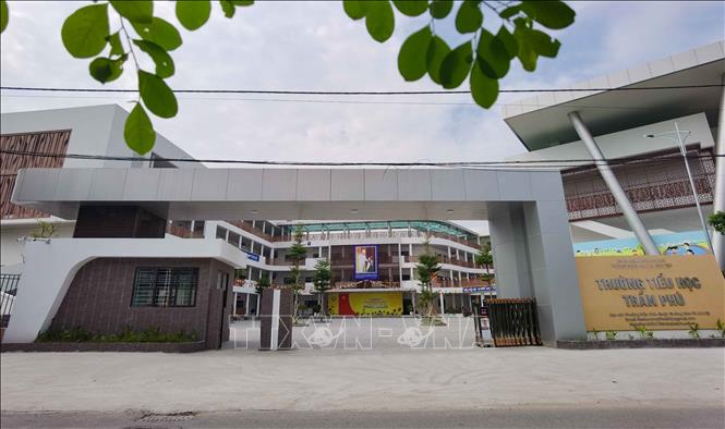 Trường Tiểu học Trần Phú (quận Hoàng Mai) vừa được hoàn thiện để kịp đón năm học mới. Với gần 900 học sinh trên tổng số 24 lớp học, nhà trường có sĩ số “đẹp như mơ”, hoàn toàn đáp ứng các điều kiện dạy và học. Ảnh: Thanh Tùng - TTXVN