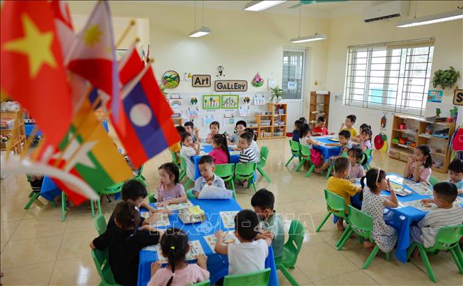 Với mạng lưới trường lớp hiện nay, Hà Nội đảm bảo đủ chỗ học cho học sinh. Việc quá tải trường học chỉ xảy ra cục bộ ở một số địa bàn tập trung đông dân cư. Việc giảm sĩ số học sinh/lớp luôn là mục tiêu, giải pháp của ngành Giáo dục Hà Nội để tiếp tục nâng cao chất lượng giáo dục. Ảnh: Thanh Tùng - TTXVN