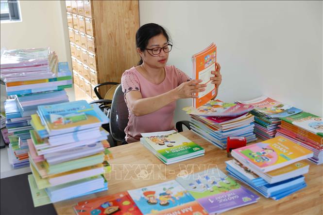 Chuẩn bị sách giáo khoa cho học sinh trường tiểu học Đại Hưng (huyện Gia Lâm) để các em sẵn sàng bước vào năm học mới. Ảnh: Thanh Tùng - TTXVN