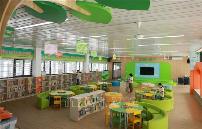Trường Tiểu học Trần Phú (quận Hoàng Mai) vừa được hoàn thiện để kịp đón năm học mới. Với gần 900 học sinh trên tổng số 24 lớp học, nhà trường có sĩ số “đẹp như mơ”, hoàn toàn đáp ứng các điều kiện dạy và học. Ảnh: Thanh Tùng - TTXVN