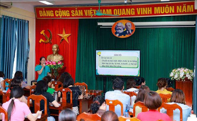 Năm học 2024 - 2025, chương trình giáo dục phổ thông 2018 được phủ kín từ lớp 1 đến lớp 12. Việc đổi mới phương pháp giáo dục chủ yếu từ trang bị kiến thức sang phát triển năng lực và phẩm chất học sinh đã đặt ra những yêu cầu mới không chỉ về cơ sở vật chất mà còn ở đội ngũ cán bộ, giáo viên. Ảnh: Thanh Tùng - TTXVN