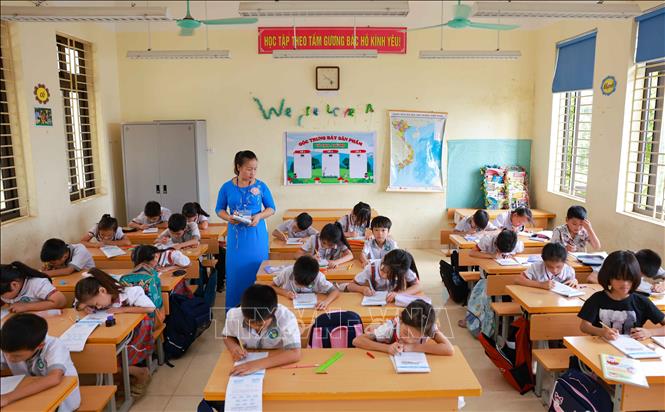 Với mạng lưới trường lớp hiện nay, Hà Nội đảm bảo đủ chỗ học cho học sinh. Việc quá tải trường học chỉ xảy ra cục bộ ở một số địa bàn tập trung đông dân cư. Việc giảm sĩ số học sinh/lớp luôn là mục tiêu, giải pháp của ngành Giáo dục Hà Nội để tiếp tục nâng cao chất lượng giáo dục. Ảnh: Thanh Tùng - TTXVN