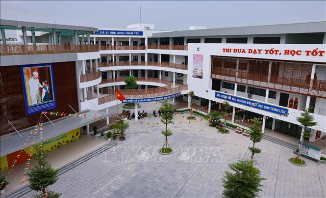 Với mục tiêu không để học sinh nào thiệt thòi, ngay khi kết thúc năm học 2023 - 2024, các quận, huyện, thị xã và các nhà trường trên địa bàn thành phố đã khẩn trương triển khai nhiều dự án cải tạo, sửa chữa, nâng cấp, cũng như xây dựng bổ sung, nhất là tại các trường ở địa bàn đông dân cư. Ảnh: Thanh Tùng - TTXVN