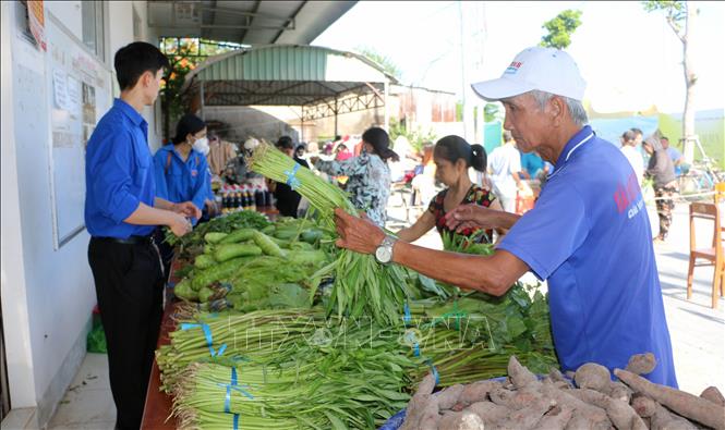 Người lao động nghèo mua hàng tại 