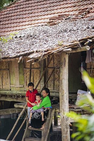 Người dân xóm Lũy Ải sinh sống trong những căn nhà sàn truyền thống, những phong tục, tập quán, sinh hoạt hằng ngày vẫn được gìn giữ. Ảnh: Trọng Đạt-TTXVN 