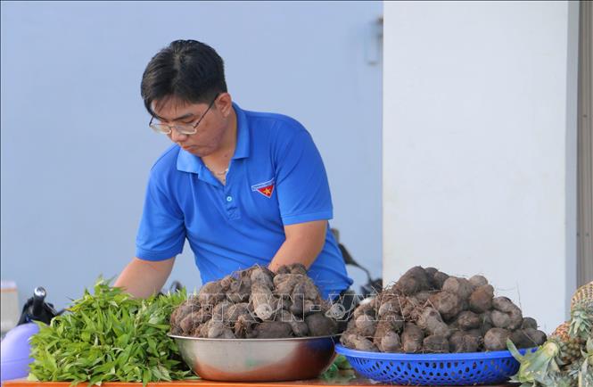 Phiên chợ mở cửa vào lúc 7 giờ 30 sáng phục vụ người dân nghèo. Ảnh: Công Mạo-TTXVN