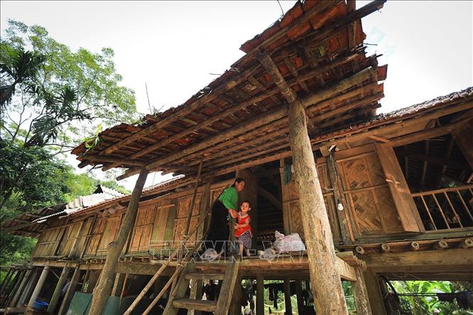 100% hộ dân nơi đây sinh sống trong những căn nhà sàn truyền thống, những phong tục, tập quán, sinh hoạt hằng ngày vẫn được gìn giữ hầu như nguyên vẹn. Ảnh: Trọng Đạt-TTXVN