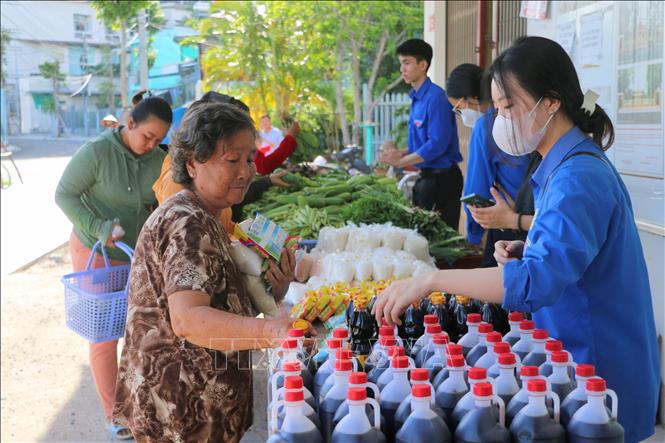 “Phiên chợ 2000 đồng” tại Khóm Bình Long 4 (phường Mỹ Bình, thành phố Long Xuyên) là điểm đến quen thuộc của người lao động có hoàn cảnh khó khăn. Ảnh: Công Mạo-TTXVN