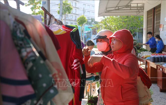 Ngoài các nhu yếu phẩm, các thành viên trong Ban nhân dân khóm Bình Long 4 còn vận động, quyên góp thêm quần áo, cặp, giày dép... đã qua sử dụng để chia sẻ với những người có nhu cầu. Ảnh: Công Mạo-TTXVN