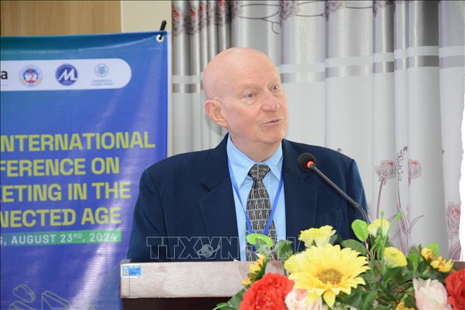 Giáo sư Ralf Schenllhase, trường Đại học Khoa học ứng dụng Darmstadt (Đức) trình bày tham luận tại Hội thảo. Ảnh: Văn Dũng - TTXVN