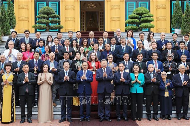 Party General Secretary and State President To Lam meets with exemplary overseas Vietnamese in Hanoi on August 23. VNA Photo: Lâm Khánh