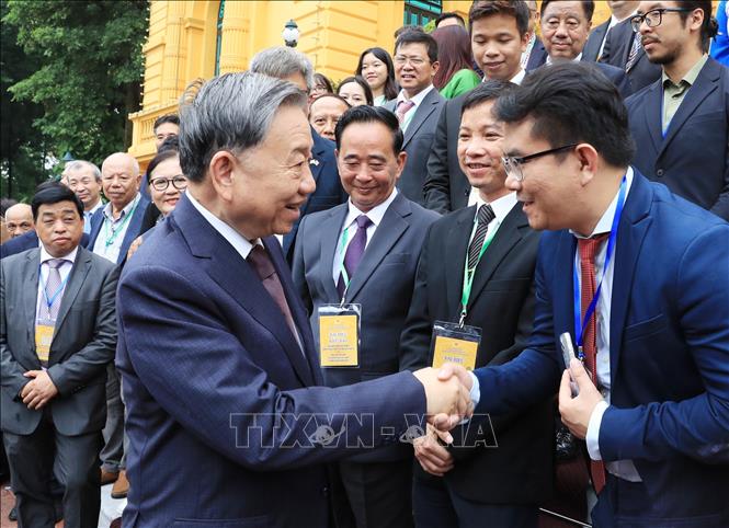 Party General Secretary and State President To Lam meets with exemplary overseas Vietnamese in Hanoi on August 23. VNA Photo: Lâm Khánh