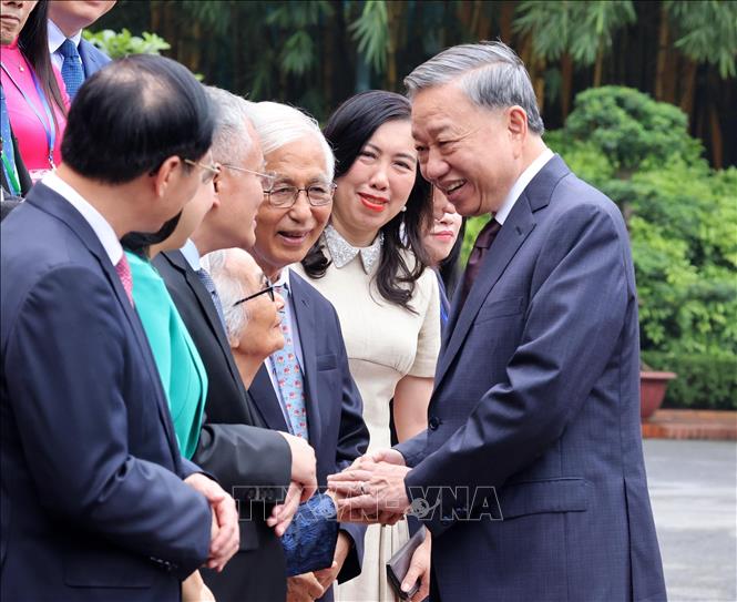 Party General Secretary and State President To Lam meets with exemplary overseas Vietnamese in Hanoi on August 23. VNA Photo: Lâm Khánh