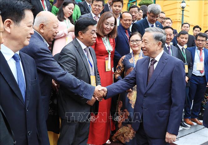 Party General Secretary and State President To Lam meets with exemplary overseas Vietnamese in Hanoi on August 23. VNA Photo: Lâm Khánh