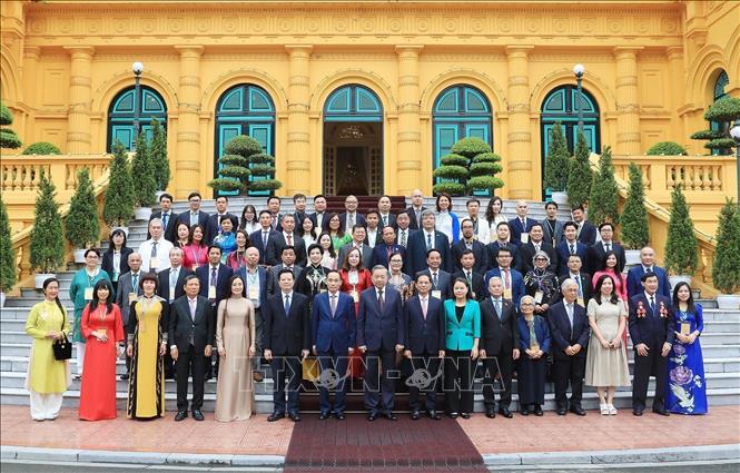 Party General Secretary and State President To Lam meets with exemplary overseas Vietnamese in Hanoi on August 23. VNA Photo: Lâm Khánh