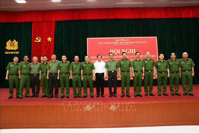 Trung tướng Nguyễn Văn Long, Thứ trưởng Bộ Công an chụp ảnh chung cùng các đại biểu. Ảnh: Thanh Tân - TTXVN