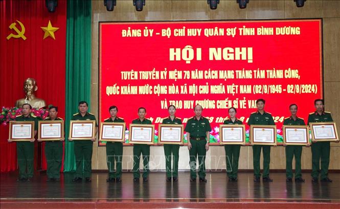 Các quân nhân lực lượng vũ trang Bình Dương được trao tặng Huy chương Chiến sĩ vẻ vang. Ảnh: TTXVN phát