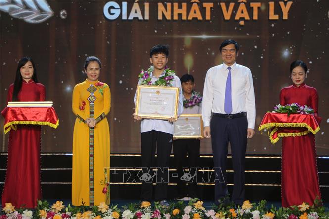 Em Phan Quang Triết vừa được UBND tỉnh Nghệ An trao thưởng vì đạt thành tích cao tại đấu trường Quốc tế. Ảnh: Bích Huệ - TTXVN