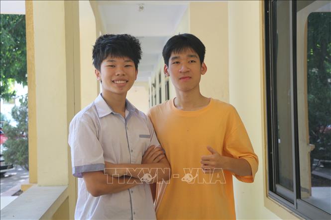  Em Nguyễn Thế Quân và Phan Quang Triết – lớp 12A3 vừa nối dài thêm truyền thống của trường  Trung học phổ thông chuyên Phan Bội Châu trên đấu trường quốc tế với hai tấm huy chương Đồng Olympic Vật lý Châu Á và huy chương Bạc Olympic Vật lý Châu Âu. Ảnh: Bích Huệ - TTXVN