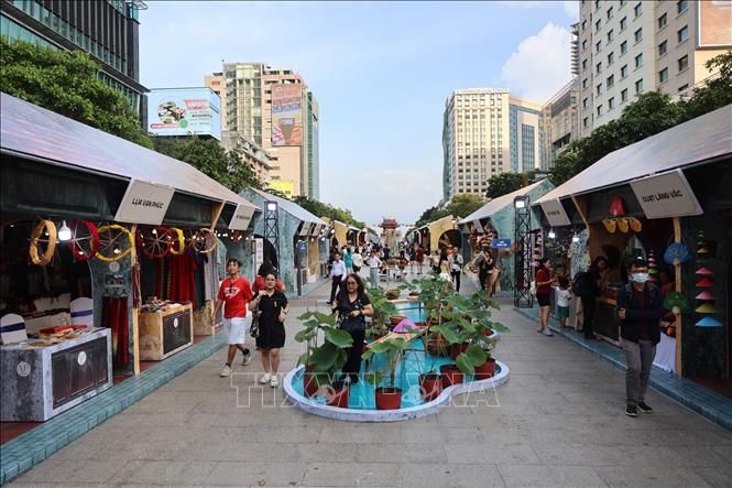 Quang cảnh gian hàng nghệ thuật truyền thống đậm chất Thủ đô Hà Nội được đặt tại phố đi bộ Nguyễn Huệ (Quận 1). Ảnh: Thu Hương - TTXVN
