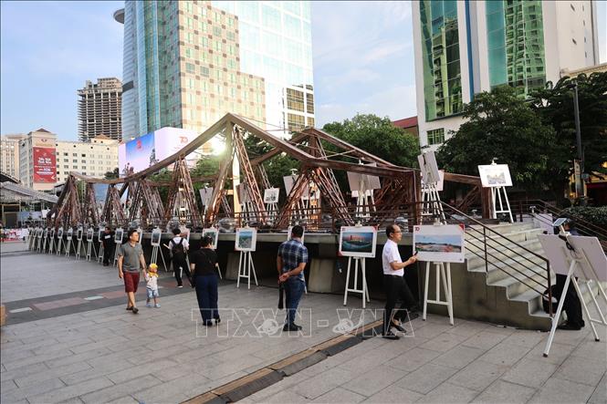 Tiểu cảnh cầu Long Biên tái hiện một phần cây cầu biểu tượng lịch sử của Thủ đô. Ảnh: Thu Hương - TTXVN