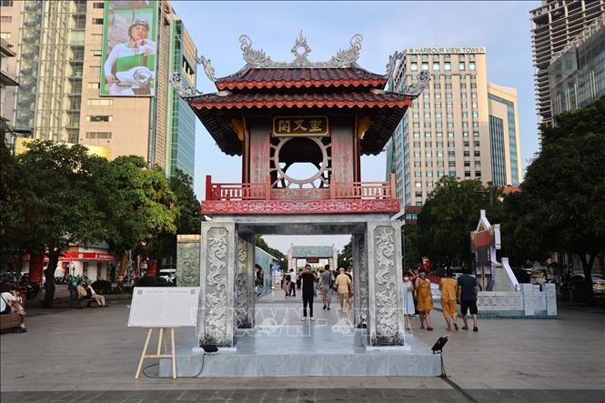 Mô hình Khuê Văn Các, công trình kiến trúc đặc sắc nằm trong khuôn viên di tích Văn Miếu - Quốc Tử Giám đươc tái hiện lại với đường nét khá tương đồng bản gốc. Ảnh: Thu Hương - TTXVN