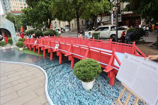 Biểu tượng cầu Thê Húc được dựng lại trên phố đi bộ Nguyễn Huệ (Quận 1). Ảnh: Thu Hương - TTXVN