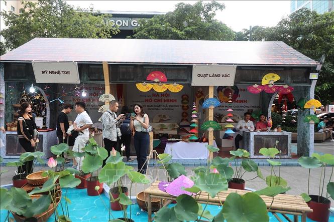 Các không gian tái hiện làng nghề truyền thống được phục dựng giống như các khu phố cổ ở Hà Nội. Ảnh: Thu Hương - TTXVN