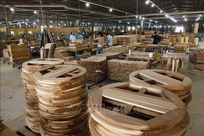Công ty TNHH Đức Toàn Bình Định ở Khu kinh tế Nhơn Hội, thành phố Quy Nhơn xuất khẩu các sản phẩm đồ gỗ ngoại thất, sang thị trường Châu Âu, đạt doanh thu hơn 3 triệu USD/năm, tạo việc làm ổn định cho hơn 200 lao động.. Ảnh: Vũ Sinh - TTXVN