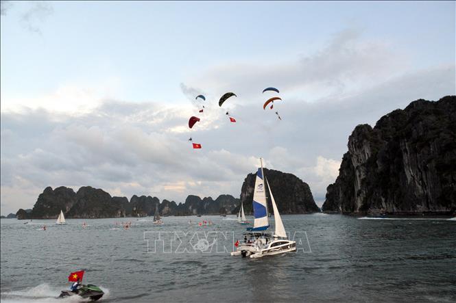 Trong khuôn khổ Lễ hội diễn ra nhiều màn trình diễn hấp dẫn của các loạt hình thể thao mặt nước và trên không. Ảnh: Thanh Vân-TTXVN