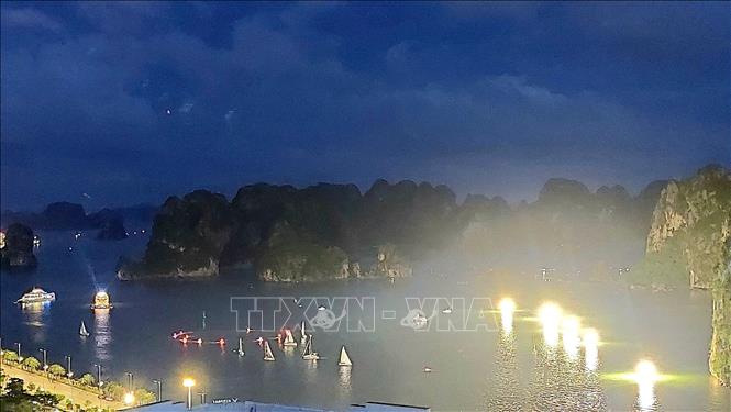Diễu hành thuyền buồm, biểu diễn mô tô nước nghệ thuật chạy theo đội hình và diễu hành cờ Tổ quốc trên Vịnh Hạ Long. Ảnh: Thanh Vân-TTXVN