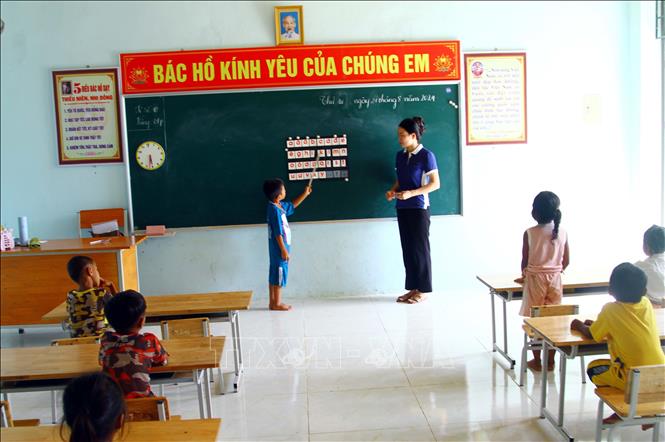 Giáo viên dạy tăng cường tiếng Việt cho học sinh dân tộc thiểu số tại điểm trường lẻ, thuộc Trường Tiểu học và THCS xã Thượng Hóa, huyện Minh Hóa. Ảnh: Tá Chuyên – TTXVN