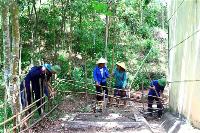 Cán bộ, nhân dân làm hàng rào bảo vệ xung quanh một điểm trường lẻ thuộc Trường Trường phổ thông DTBT Tiểu học và THCS Dân Hóa (huyện Minh Hóa). Ảnh: Tá Chuyên - TTXVN 