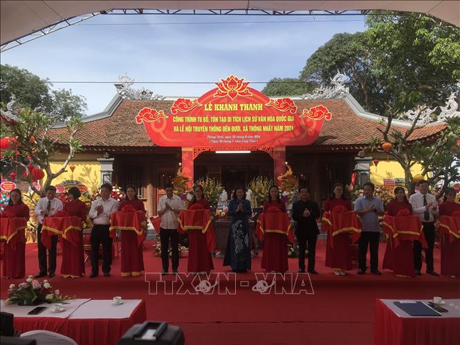 Các đại biểu cắt băng khánh thành công trình tu bổ, tôn tạo Di tích lịch sử, văn hóa Quốc gia Đền Đươi, xã Thống Nhất, huyện Gia Lộc. Ảnh: Tiến Vĩnh – TTXVN