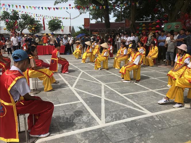 Người dân tham gia trò chơi cờ người tại lễ hội. Ảnh: Tiến Vĩnh - TTXVN