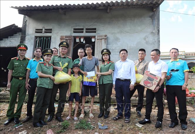 Công an tỉnh Bắc Giang trao quà cho hộ gia đình nhà anh Trần Văn Lành, hộ nghèo ở xã Sa Lý, huyện Lục Ngạn (Bắc Giang). Ảnh: Danh Lam -TTXVN 