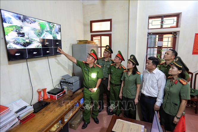 Công trình Thanh niên, phụ nữ: hệ thống camera an ninh trật tự cho công an xã Sa Lý. Ảnh: Danh Lam -TTXVN 