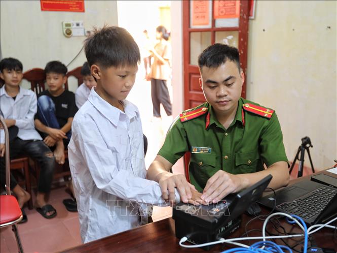 Công an xã Sa Lý tăng cường làm việc cả Chủ nhật để làm căn cước công dân cho người dân. Ảnh: Danh Lam -TTXVN 
