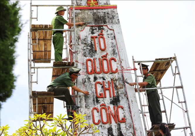 Cán bộ, chiến sỹ dọn dẹp, tu sửa nghĩa trang liệt sỹ xã Sa Lý, huyện Lục Ngạn (Bắc Giang). Ảnh: Danh Lam -TTXVN 